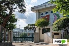 世田谷区立玉川小学校：607m