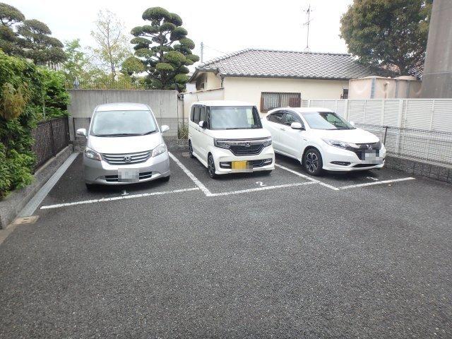 イーストハイムⅡ 駐車場