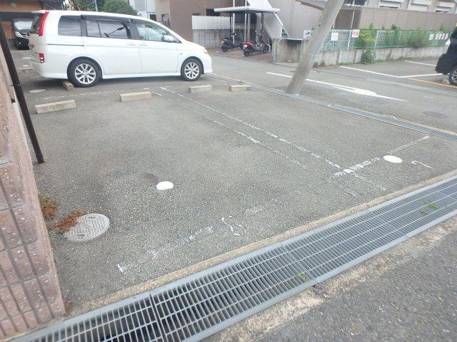 ソレアード甲東園 駐車場