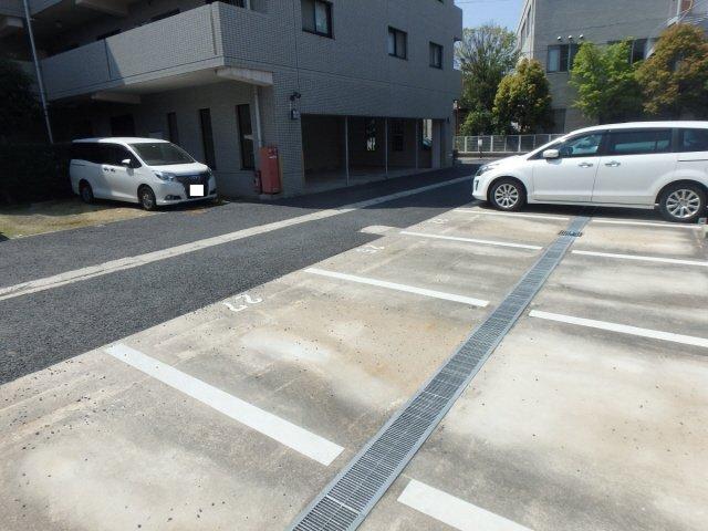 クリスタル 駐車場