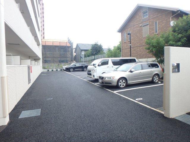 ラ・ビィＮＡＫＡＺＥＮ 駐車場