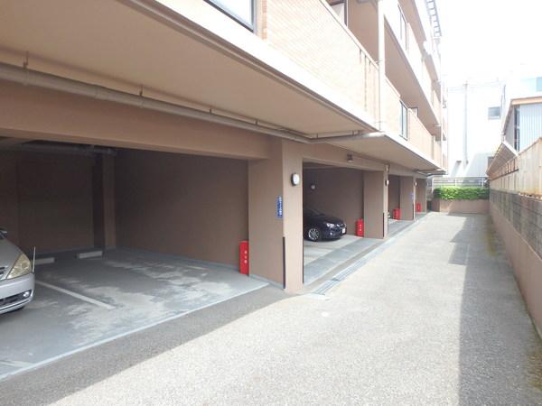 ネオハイツ甲子園口 駐車場