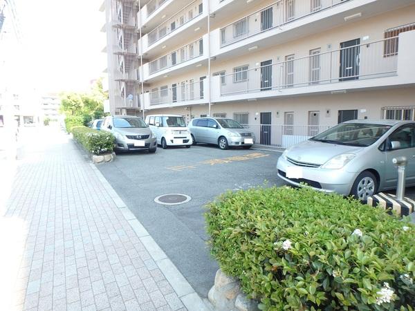 シャトー西宮 駐車場