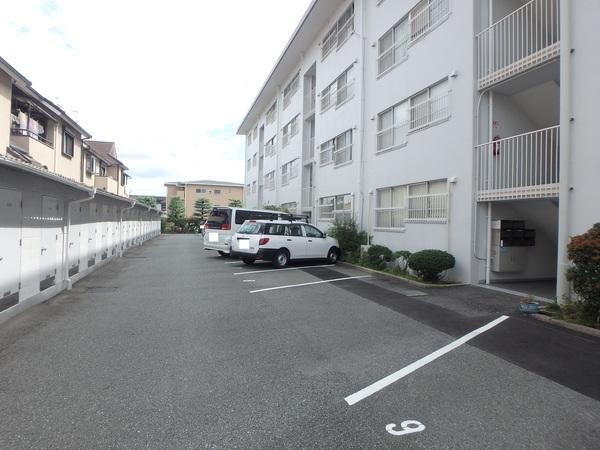 仁川フラット　A棟 駐車場