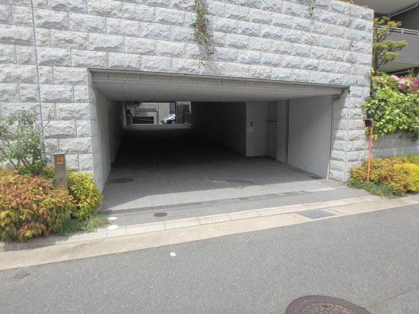 ガーデンハウス仁川山の手 駐車場