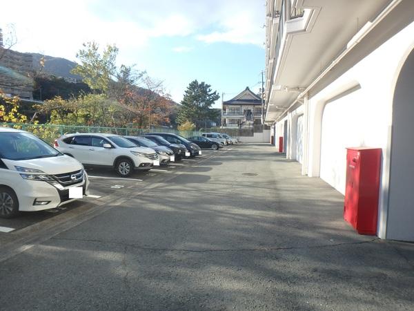 ローズハイツ宝塚 駐車場