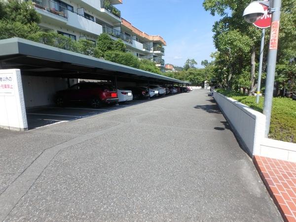 ロイヤルヴィラ苦楽園３号棟 駐車場