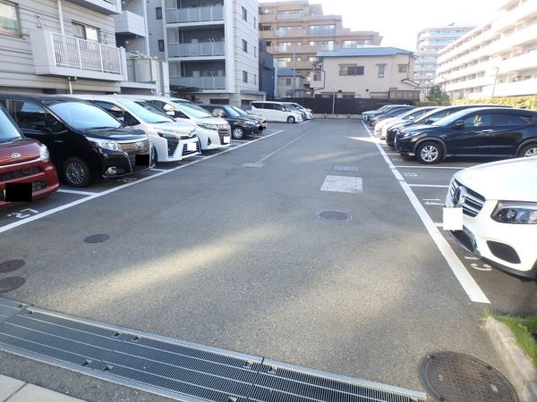 ファインフラッツ西宮 駐車場