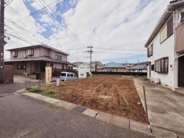 戸建てならではの専用のお庭。ウッドデッキをつけてリビング空間を広く使うのも素敵。プールやガーデニング、ＢＢＱ…、どんな使い方をしようか楽しみになる癒しの空間。ご家族皆様で思いっきりお楽しみください。