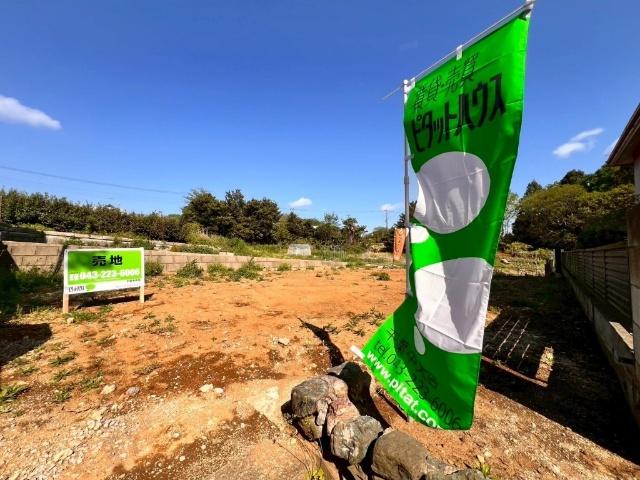 現況更地。建築条件なしのため、お好きなハウスメーカー・工務店で建築可能です。弊社はお客さのあらゆるニーズに対応できる不動産のトータルパートナーです！