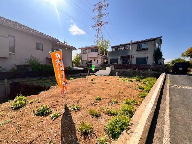 周辺は住宅が建ち並ぶ落ち着いた住環境。マイホーム用地におすすめです。弊社は開発から分譲まで手掛ける総合不動産会社です。お客様のニーズにお応えする自信があります。