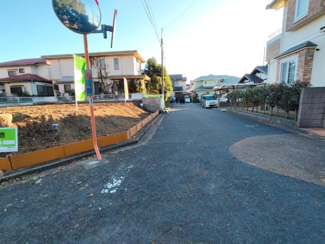 グランファミーロ宮ノ台 前面道路含む現地写真
