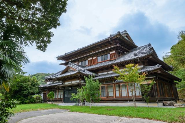 石垣に囲まれた高台に位置する、落ち着きと風格を備えた邸宅です。