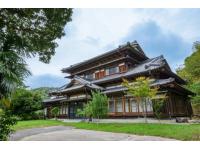 石垣に囲まれた高台に位置する、落ち着きと風格を備えた邸宅です。