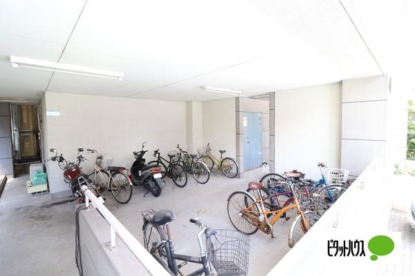 ローテローゼ登戸 駐車場