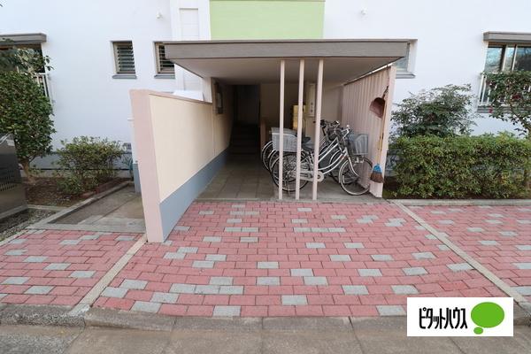 花見川団地6街区8棟 エントランス