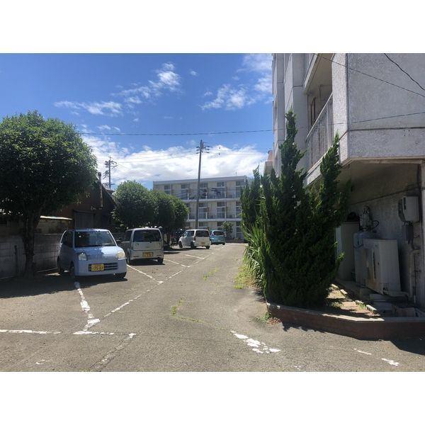 コーニッシュ西中島（503） 駐車場