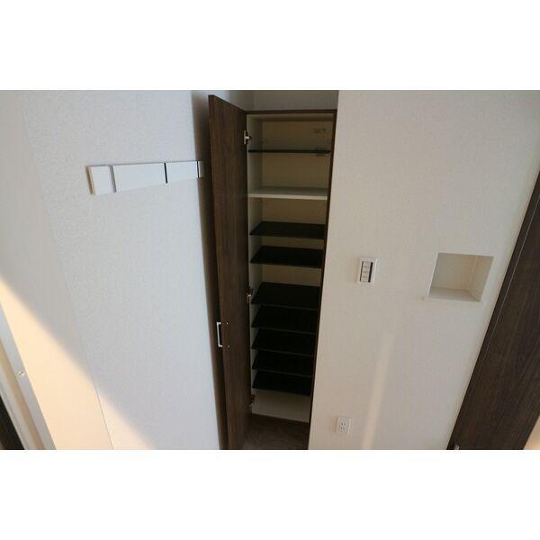 REGALEST妙音通２ 玄関