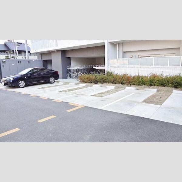 ツインアウルズ 駐車場