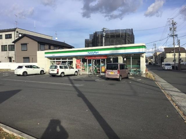 ファミリーマート港本宮町店：743m