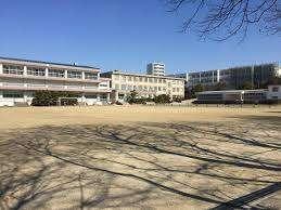 名古屋市立新郊中学校：732m