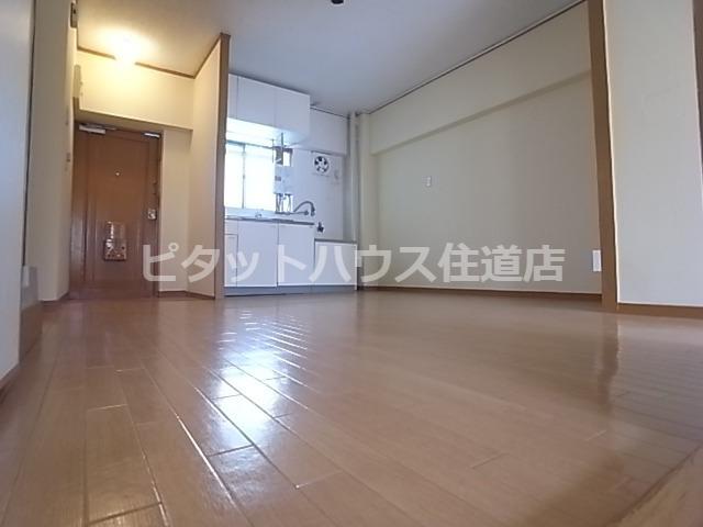 ウィンドヒル住道（旧シャトー光）（206） リビング