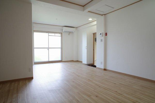 コンフィー鴻池新田駅前（1C） リビング