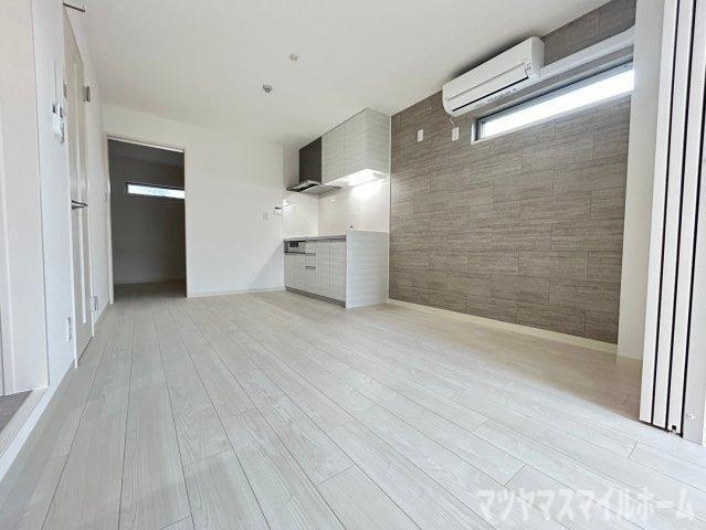 ラモーナ雁屋西町（202） リビング