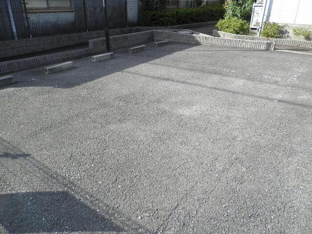 サンメゾン塚脇（202） 駐車場