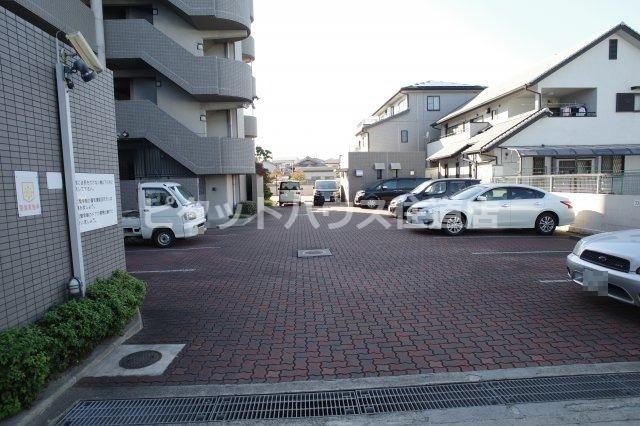 サン・ローレル（505） 駐車場