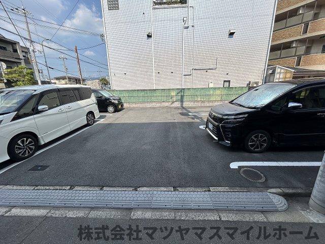アーディフハウス吉田（102） 駐車場