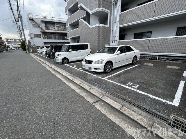 グランドールK（605） 駐車場