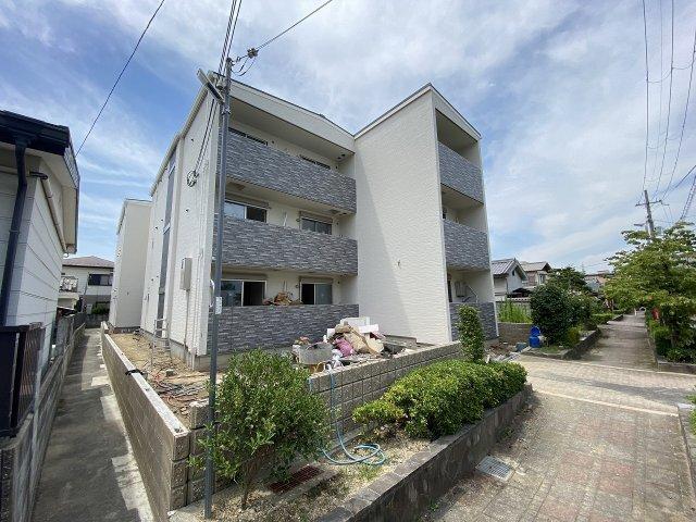吉田駅より徒歩10分 築3年2ヶ月 3階建の賃貸物件