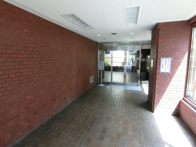 ネオハイツ第３新大阪 エントランス