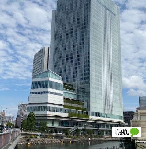 横浜市役所：919m