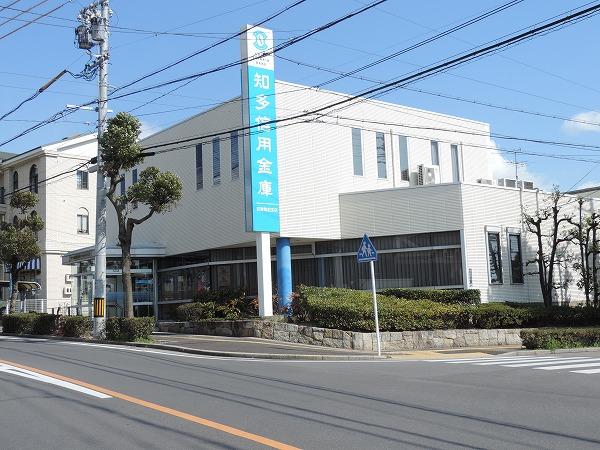 知多信用金庫図書館前支店：402m