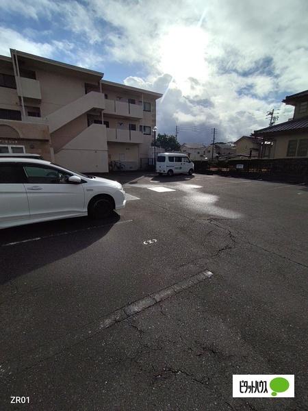 知多郡美浜町河和台マンション 駐車場