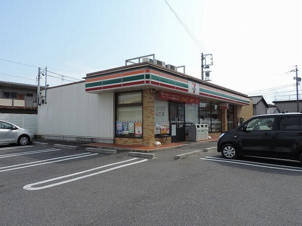 セブンイレブン半田栄町店：198m