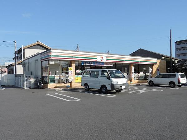 セブンイレブン半田有楽町店：411m