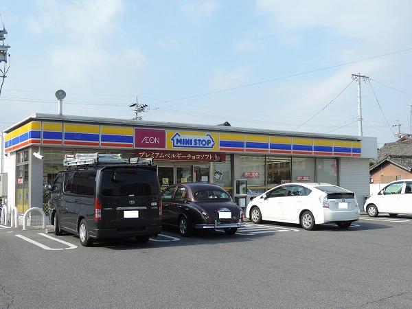 ミニストップ半田有楽町店：374m