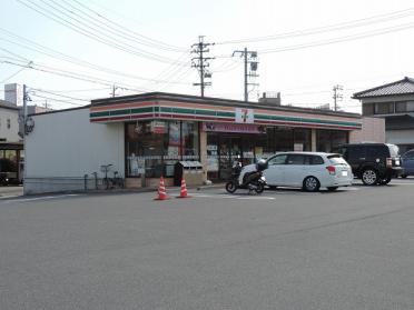 セブンイレブン半田成岩本町店：579m