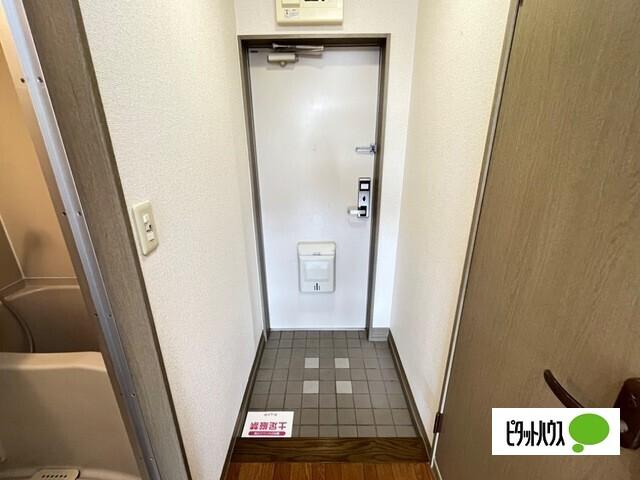 ウエストリバー（203） 玄関