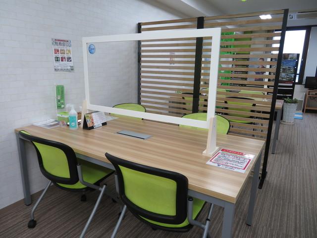 店内接客スペースです。窓からはJR茶屋町駅が良く見えます。