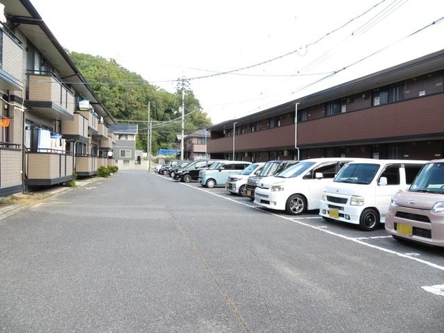 コニファーガーデン　1棟（102） 駐車場