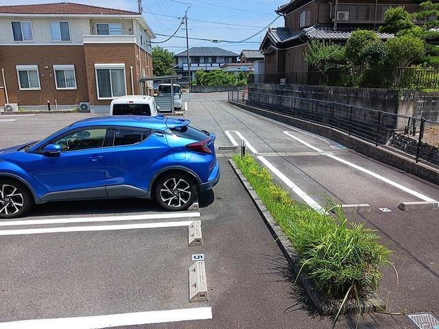 ブリリアント寺家（201） 駐車場