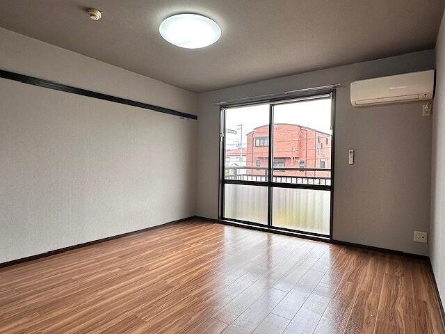 ユニバーサル岸岡A（103） 部屋画像