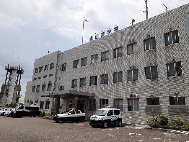 亀山警察署：1400m
