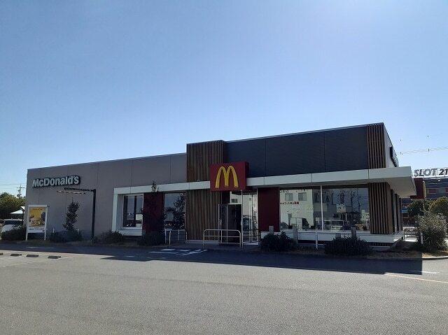 マクドナルド23号岸岡店：2300m