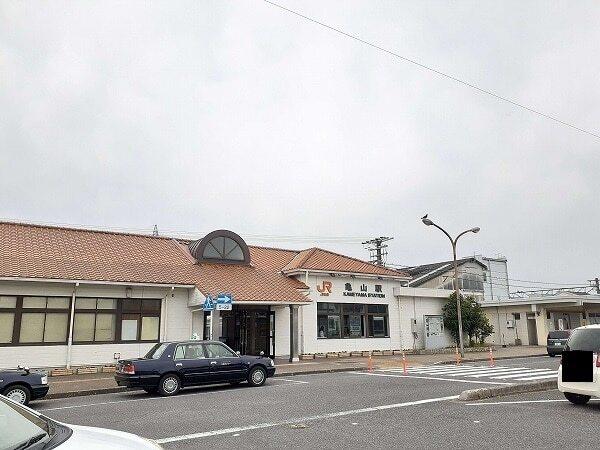JR亀山駅：820m