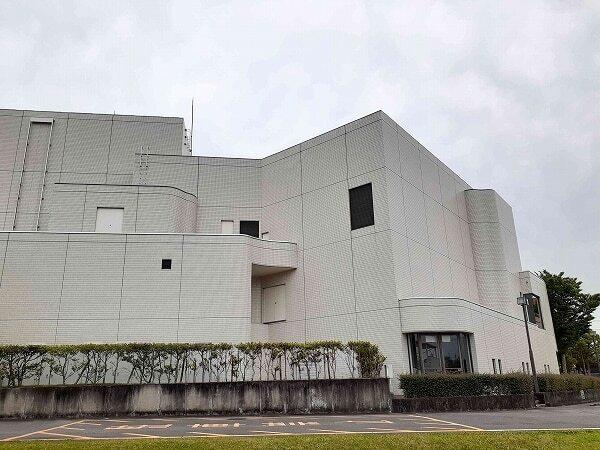 亀山文化会館：890m